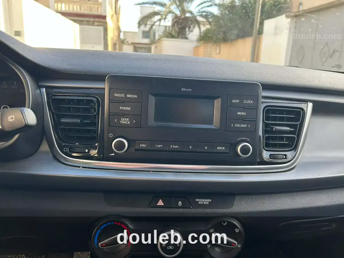 Kia rio noire série 228 à Tunis