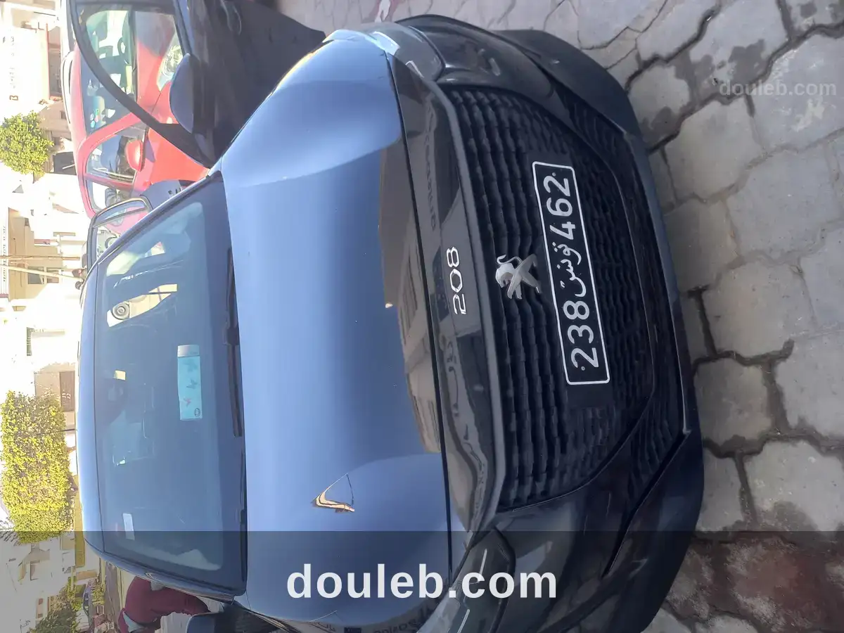 Voiture presque neuve de particulier populaire à Tunis