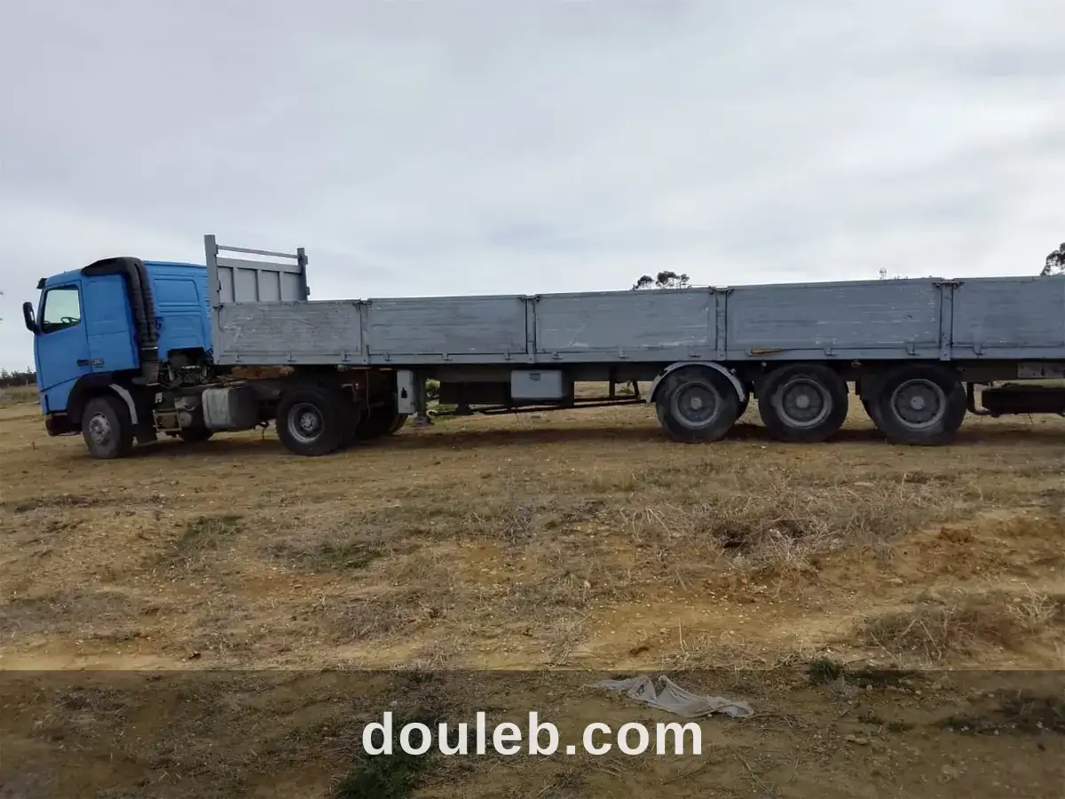 Tête remorque volvo et son plateau à Tunis