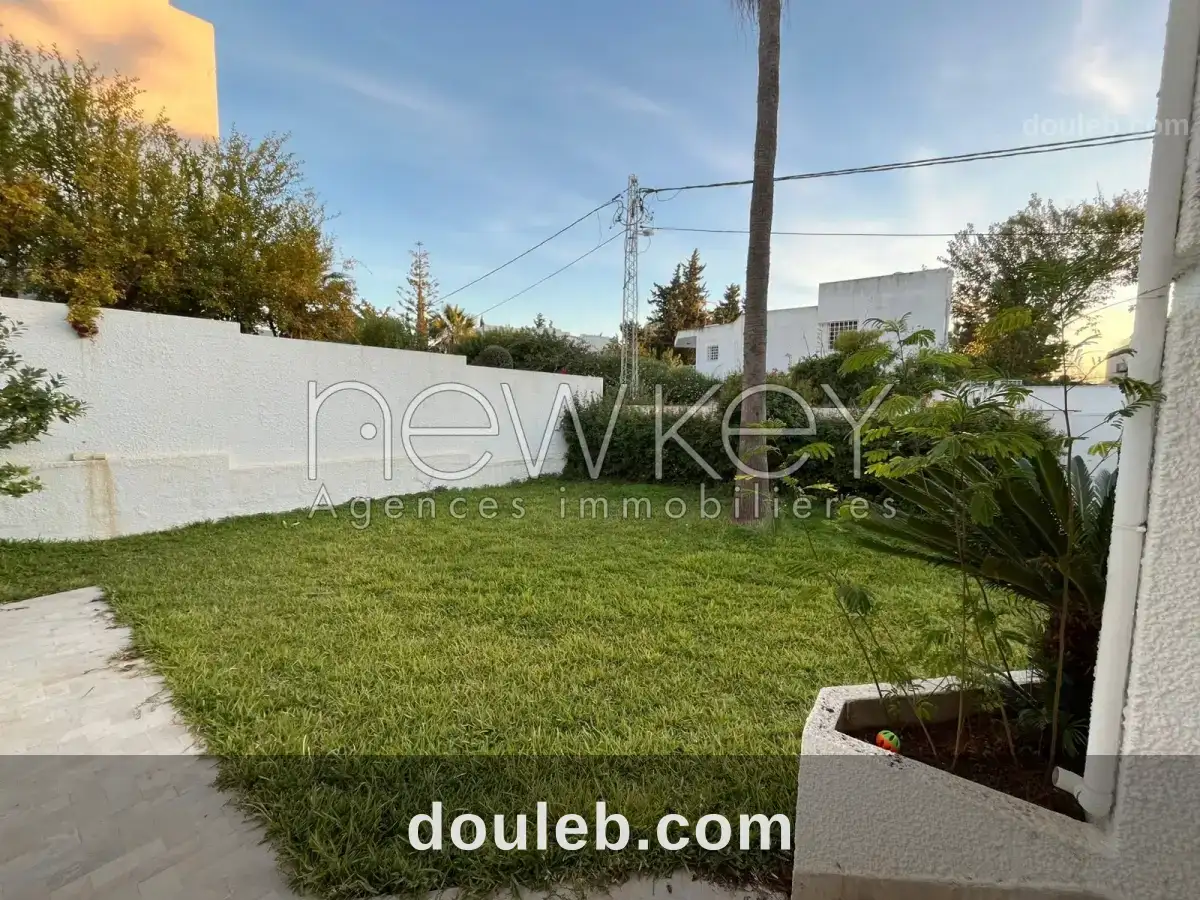 Villa s4 avec jardin à gammarth à Tunis
