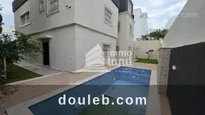 Une villa avec piscine aux jardins à Tunis