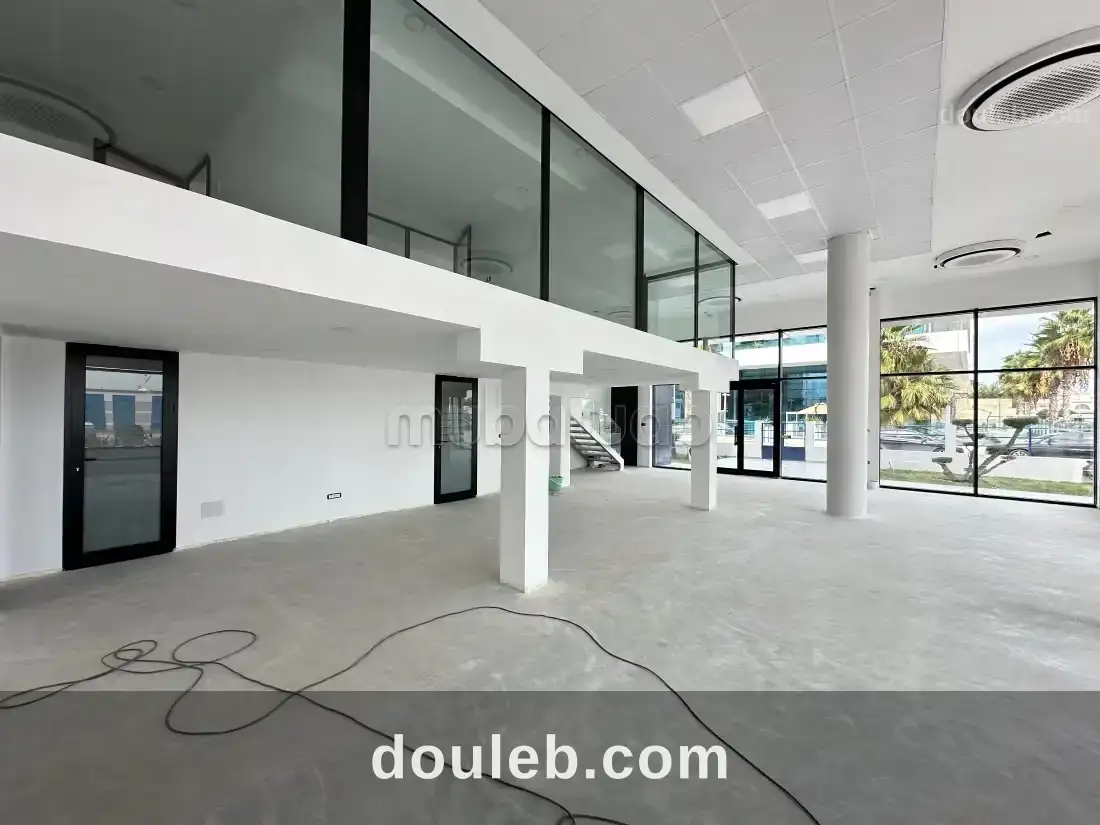 Showroom double hauteur 200 m au lac 3 à Tunis