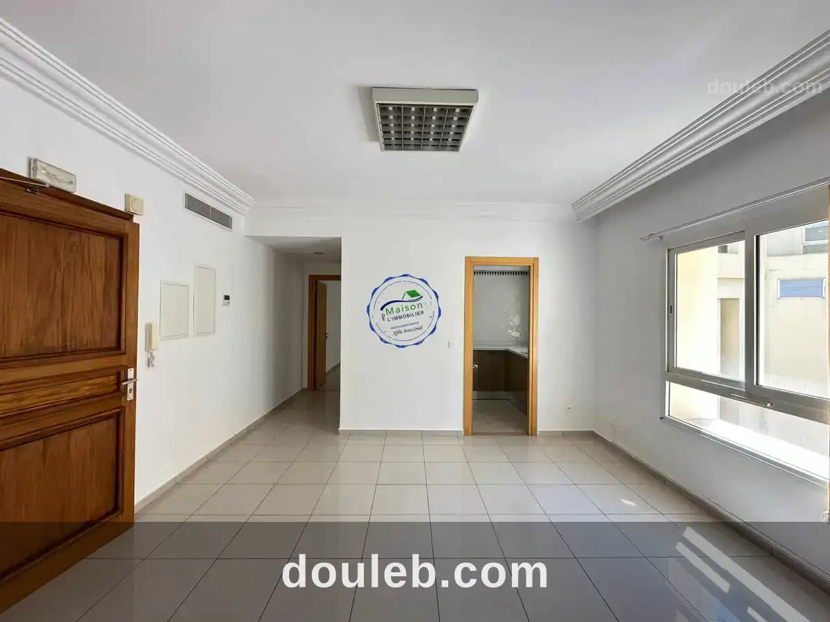 Bureau h2 de 81 m aux berges du lac 1 à Tunis