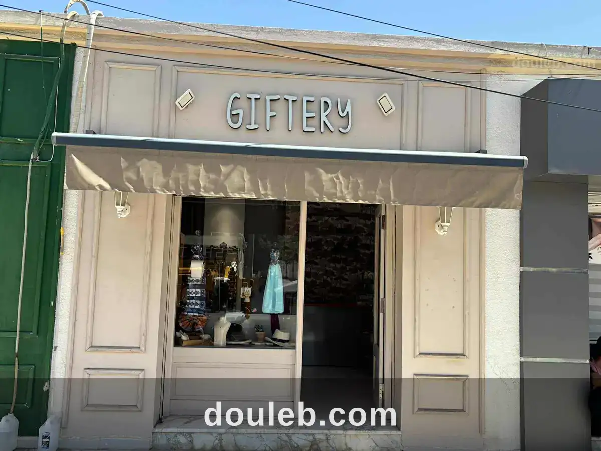 Fond rue principale omrane supérieure à Tunis