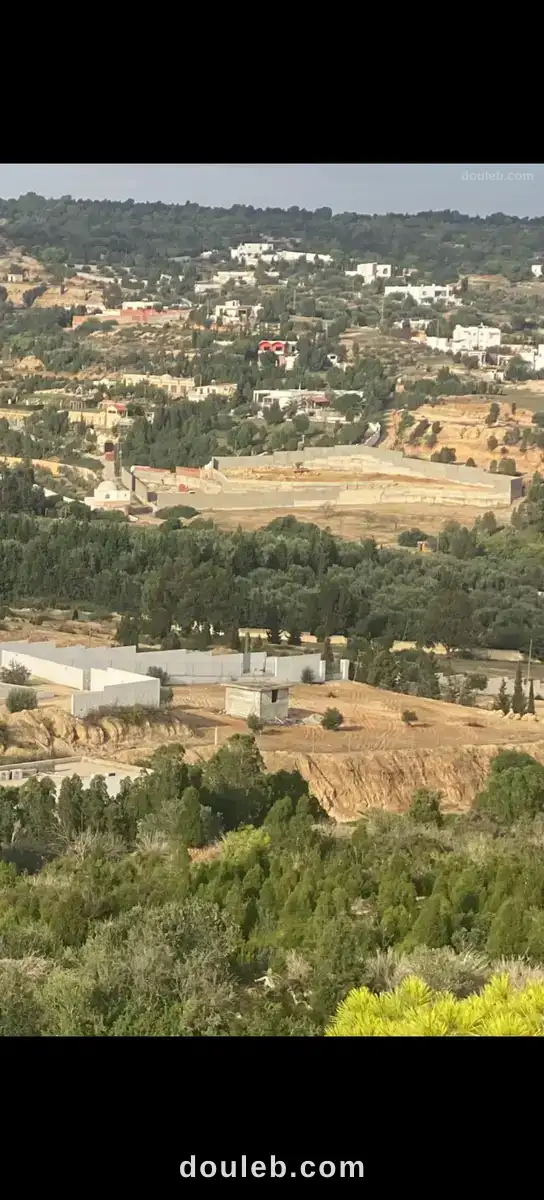 Terrain cloturé avec sondage fonctionnel à Tunis