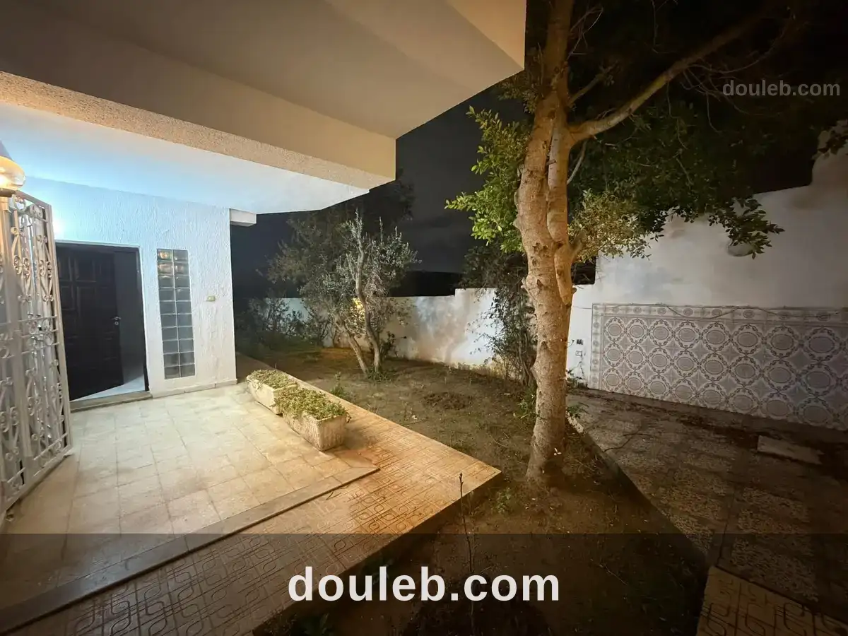 Rdc de villa s2 1450 d ennasr 2 à Tunis