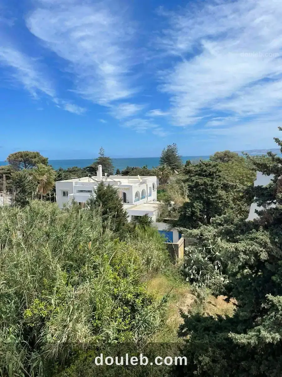Terrain à coté de la plage corniche à Tunis