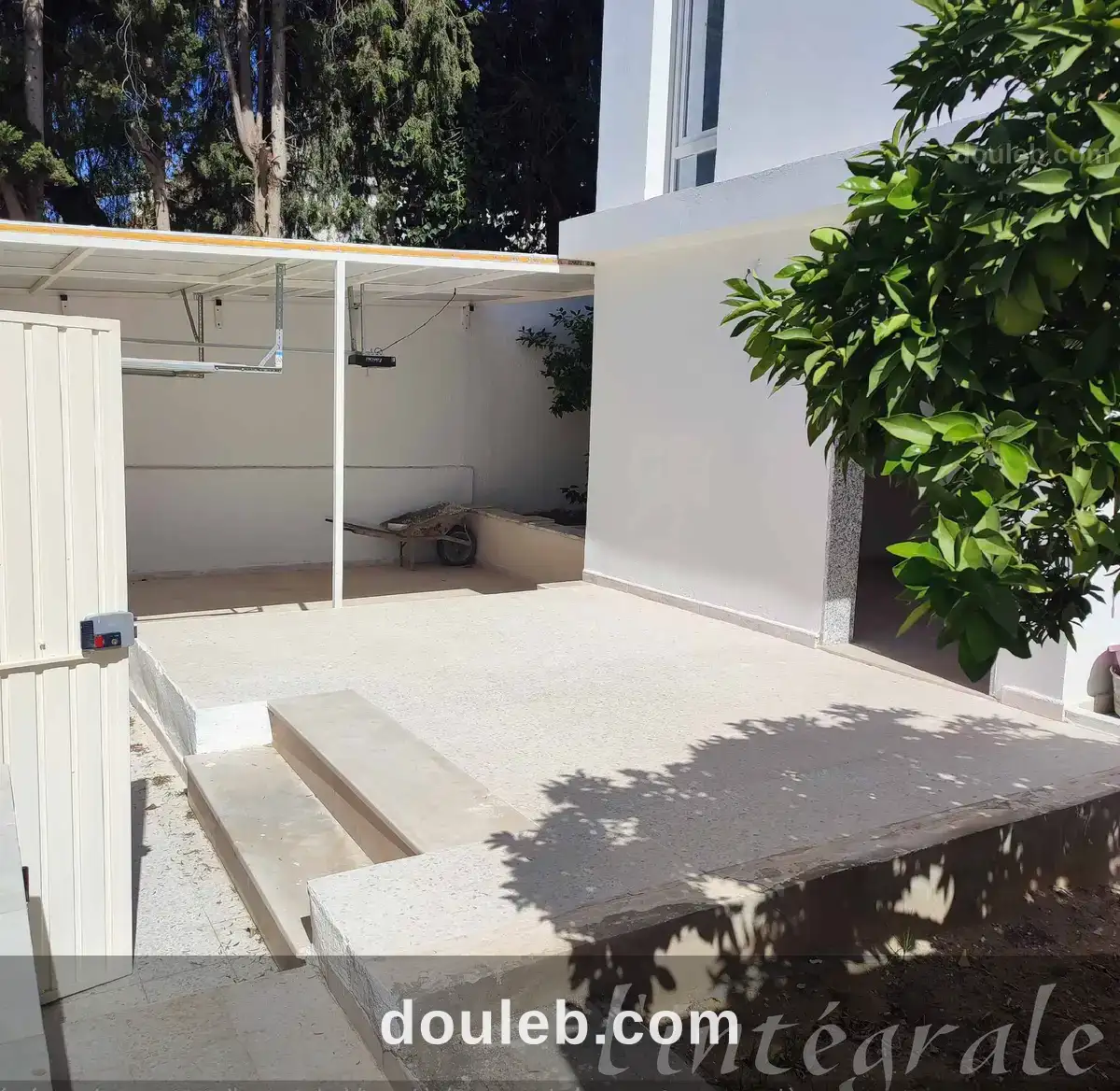 Un grand bureau 2s3 à Tunis