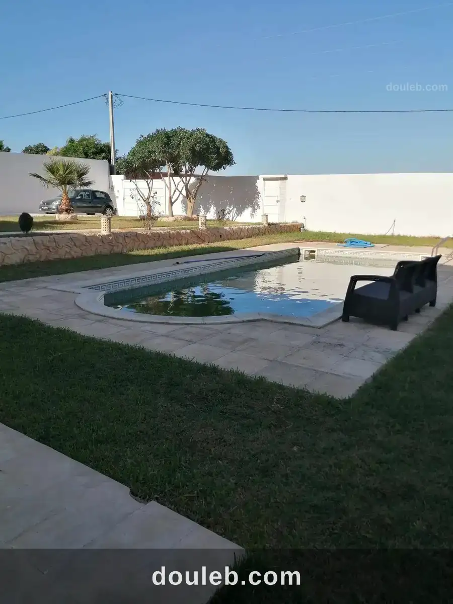 1250mc villa standing avec piscine à Tunis