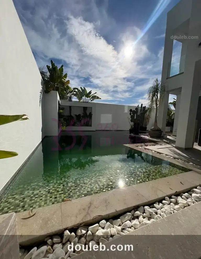 Villa meublée avec piscine à gammarth rh074 à Tunis