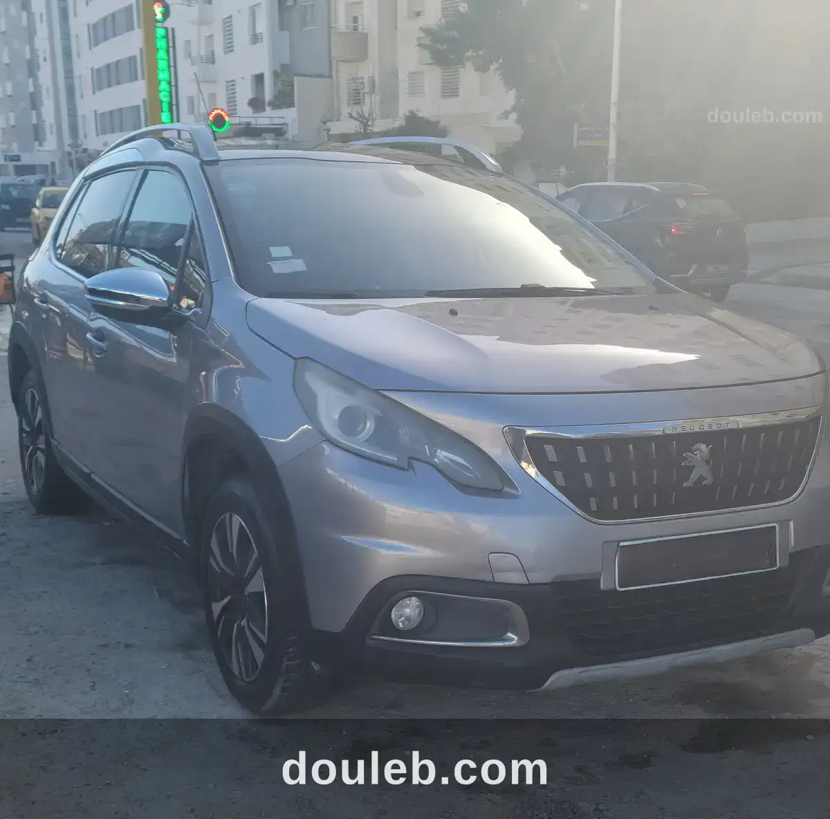 Femme vend peugeot 2008 5cv toit cielo panoramique à Tunis