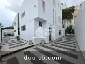 Villa de 452m2 terrain et 400m2 btit à Tunis