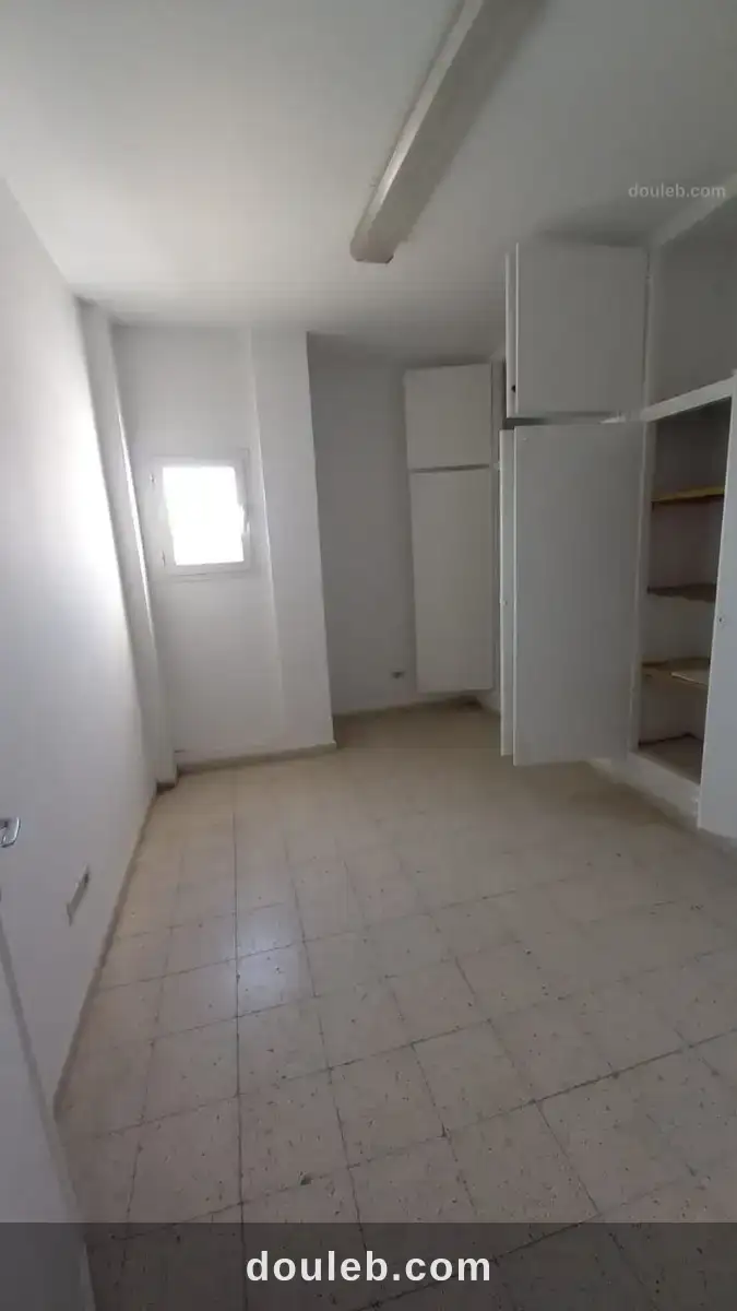 Al bureau s4 ariana ville à Tunis