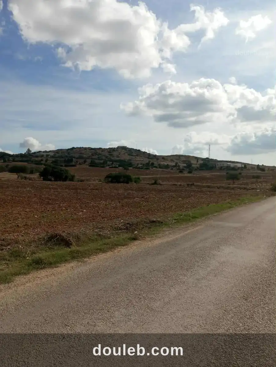 Av terrain de 2000m à4000m sur la route à hammamet à Tunis