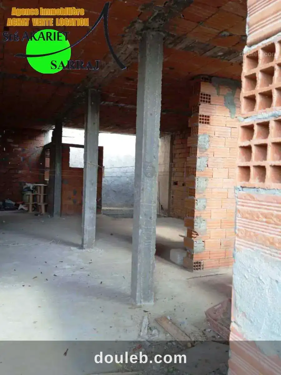 Rdc et 3 étages inachevé à cité el manazeh à Tunis