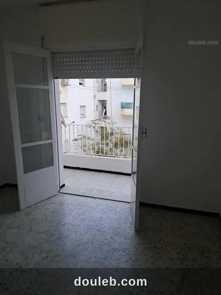 Appartement s3 3éme étage ariana ville à Tunis