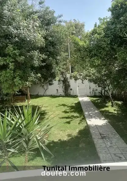 Villa sur deux niveaux séparés à Tunis
