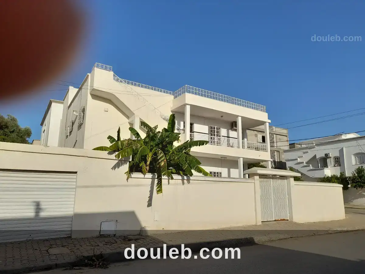 Villa 2s plus 8 à Tunis