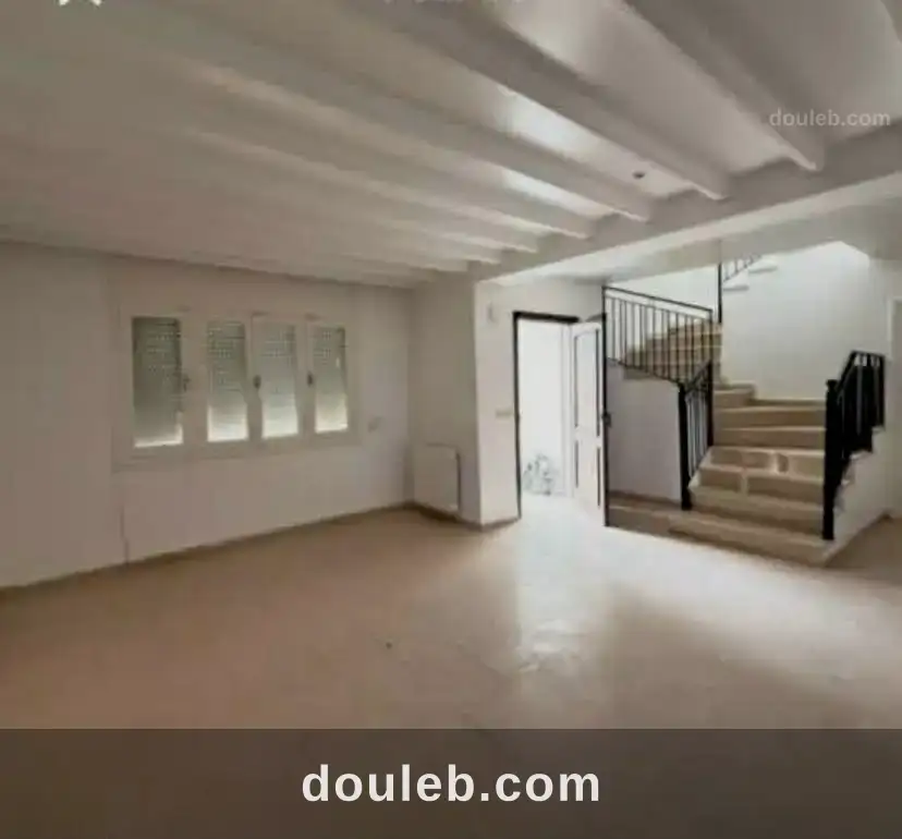 Un duplex propre avec jardin qui done sur deux rue à Tunis