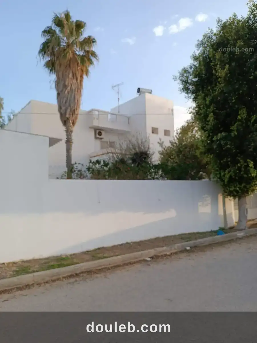 Jolie villa tres bien orientée à Tunis