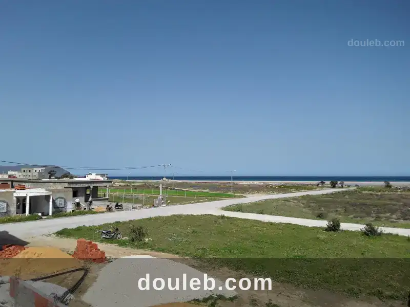 Terrain en deuxième position du plage à Tunis