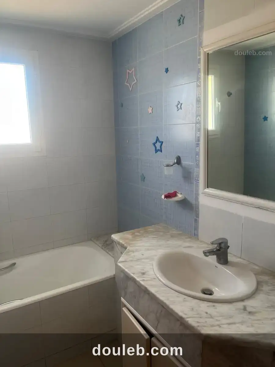 Bel appartement au 3ème étage à Tunis