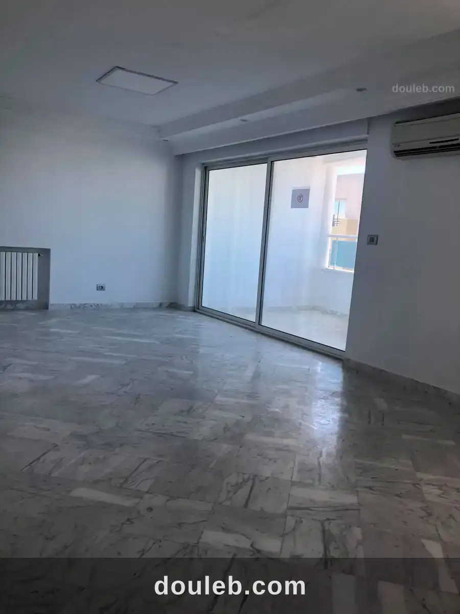 Bureau hall et 3 pieces au lac 1 à Tunis