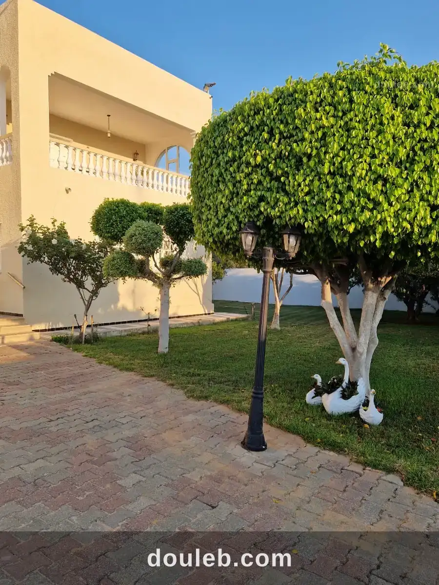 Belle villa meublée avec jardinet et vue mer à Tunis