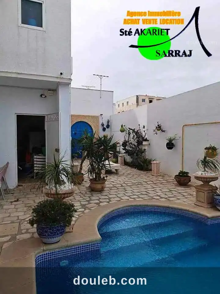 Villa avec piscine au 2ème position de la plage à Tunis