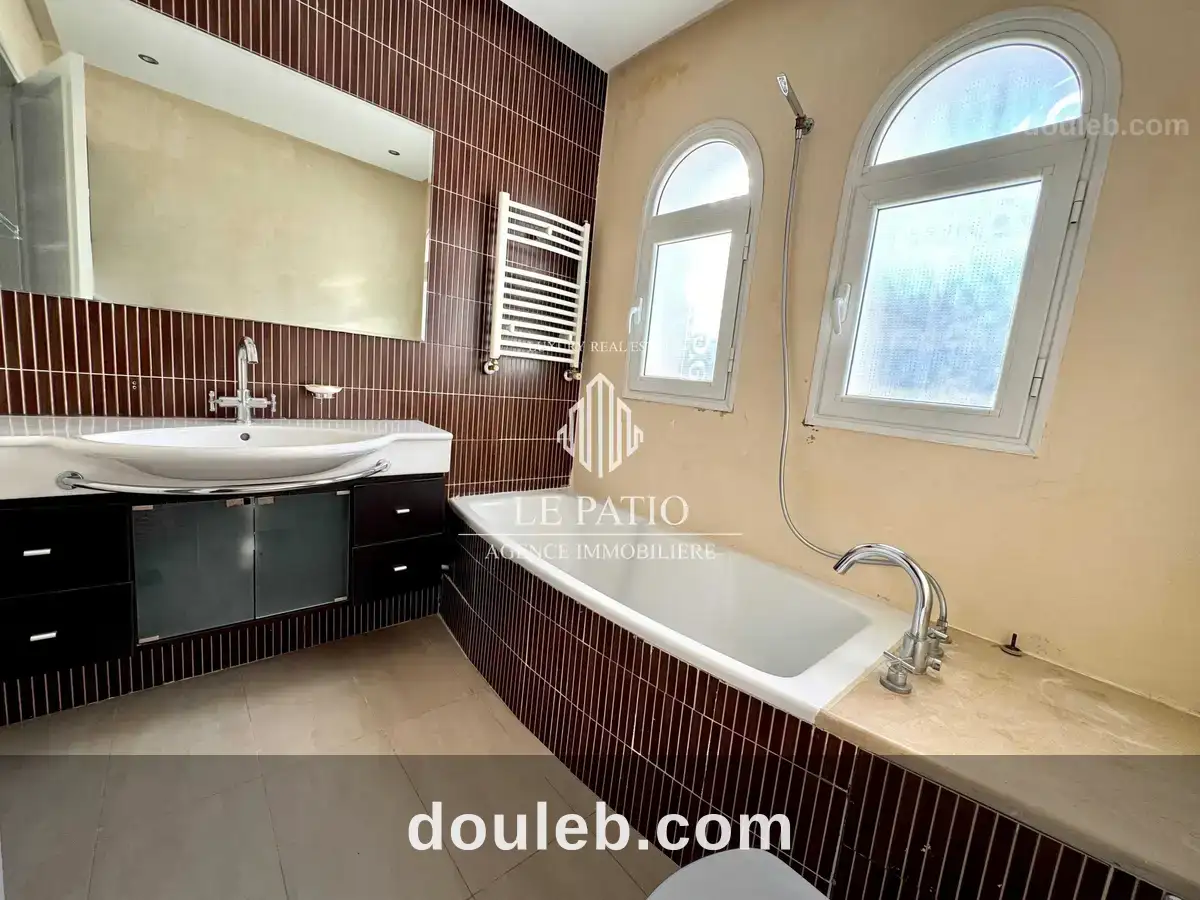 Une villa jumelee semi meuble s3 a la marsa - Miniature 4