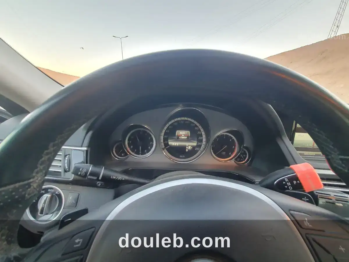 Mercedes benz classe e220 - Miniature 3
