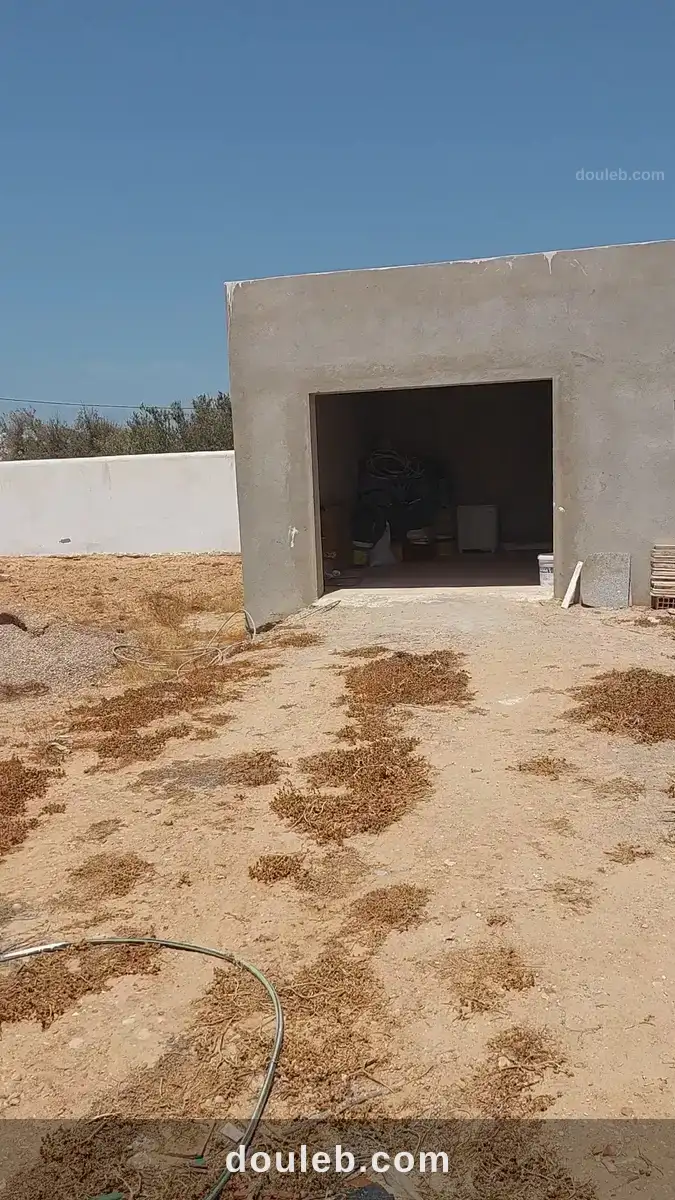 Terrain cloturé de 3900 m2 avec permit de batir - Miniature 2