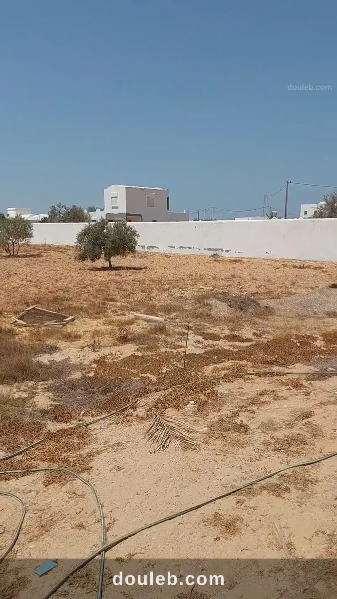 Terrain cloturé de 3900 m2 avec permit de batir - Miniature 3