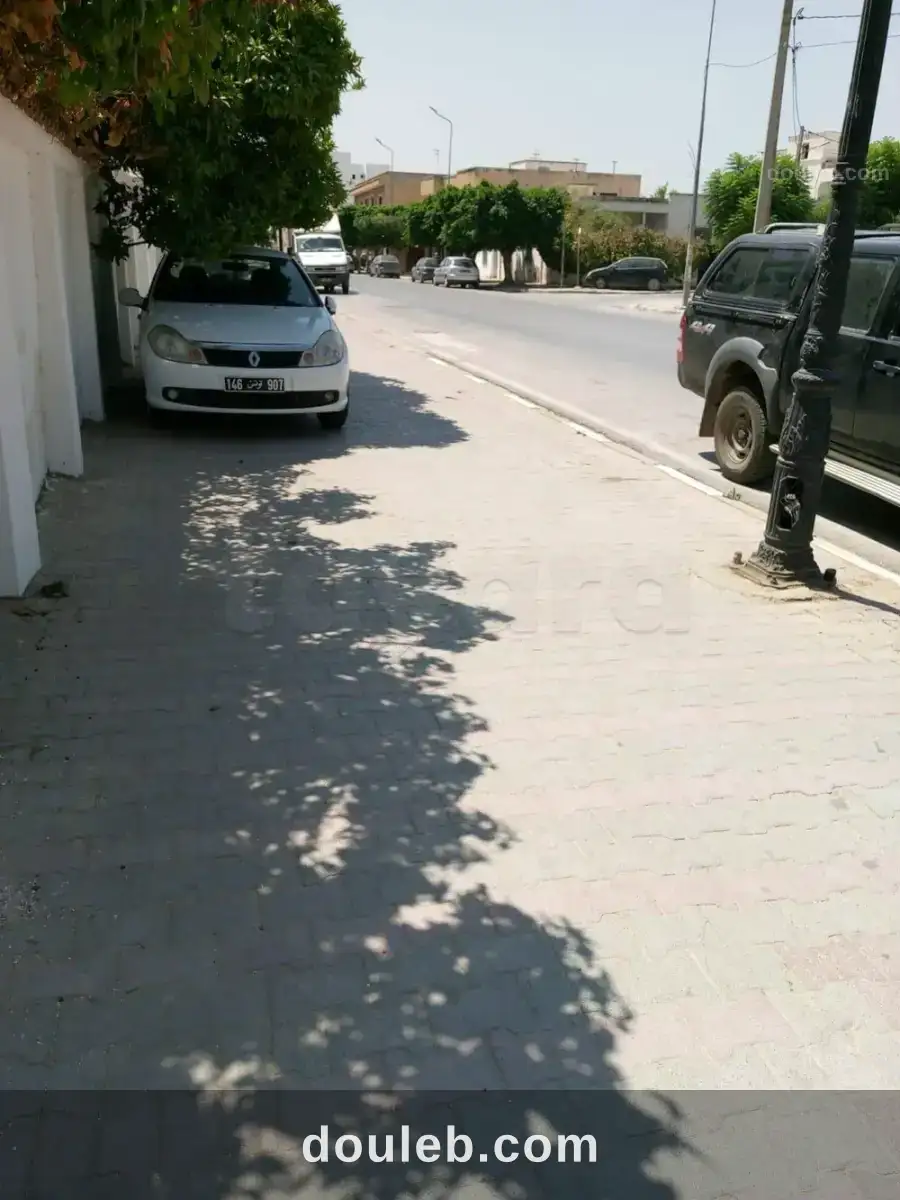 A saisir un terrain commercial r3 à manouba centre - Miniature 2