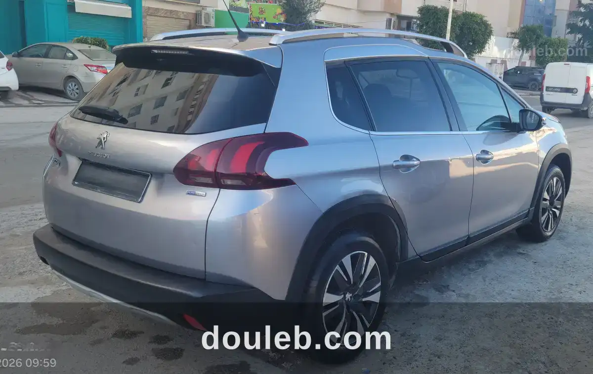 Femme vend peugeot 2008 1point2 5cv - Miniature 3