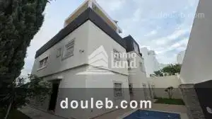 Une villa avec piscine aux jardins - Miniature 2