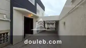 Une villa avec piscine aux jardins - Miniature 3