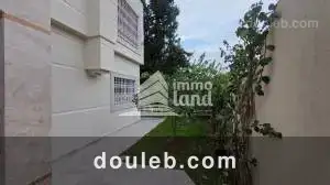 Une villa avec piscine aux jardins - Miniature 4