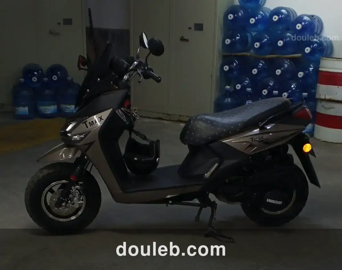 Yamaha tmax 125 presque neuf - Miniature 3