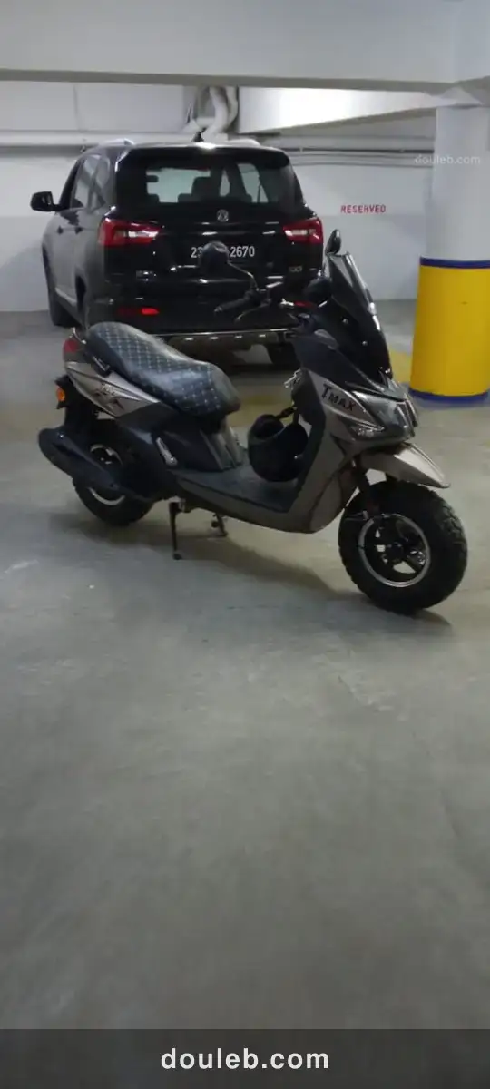 Yamaha tmax 125 presque neuf - Miniature 5