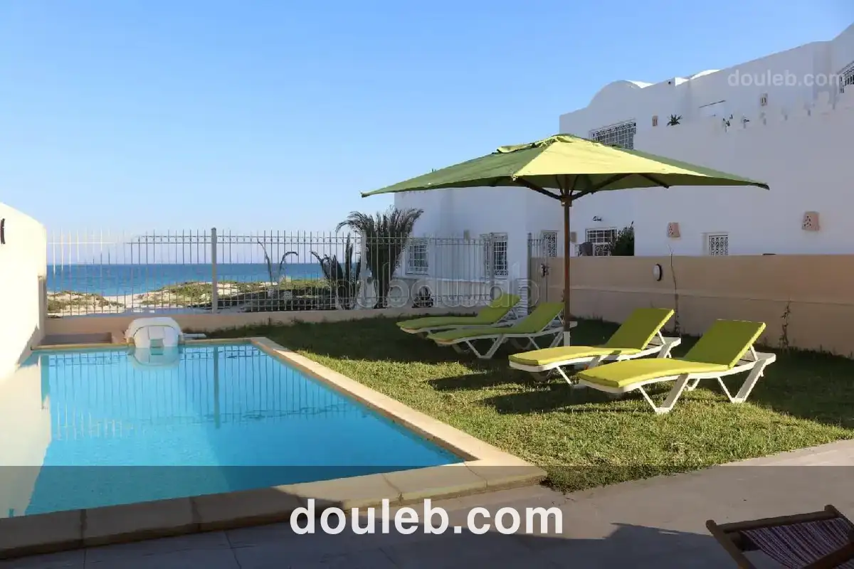 Villa pieds dans l'eau avec piscine à kélibia - Photo 1