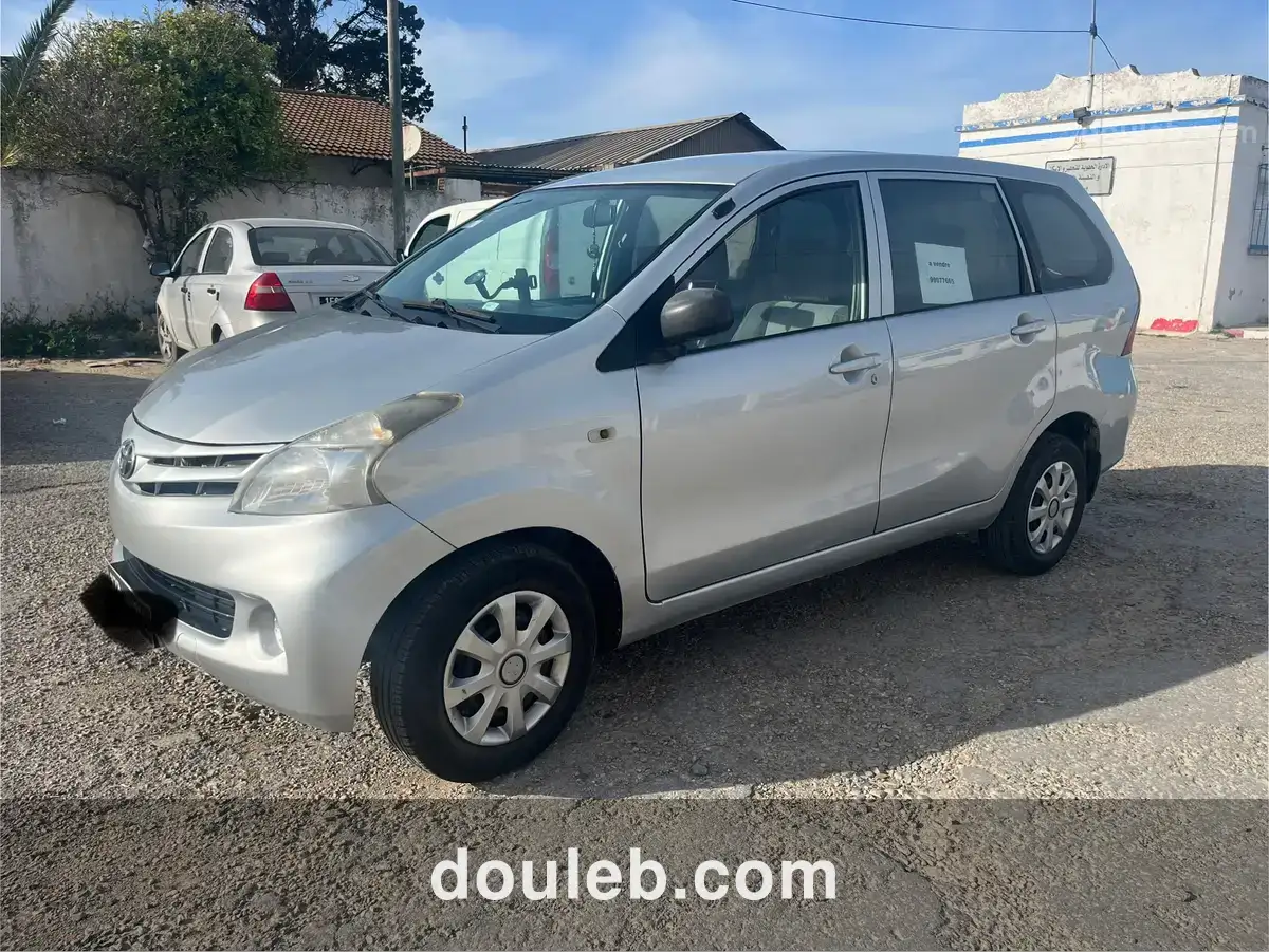 Toyota avanza à Tunis